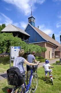 Familie per Rad an der St. Marien-Kirche in Heiligenstedten