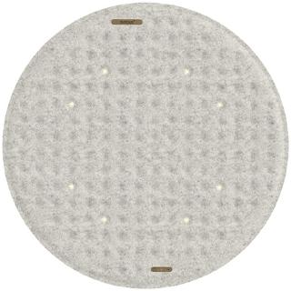 Blick auf die Unterseite des Lighting Pad Lounge. Das Akustik-Vlies trägt unaufdringlich zur Reduktion der Nachallzeit und zur Verbesserung der Sprachverständlichkeit bei. Ein angenehmer Nebeneffekt der hochwertigen Leuchte. Design: Dietrich F. Brennenstuhl, Foto: DesignRaum