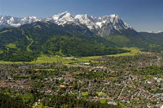 Blick auf GAP_klein, Alp- und Zugspitze_low_res.jpg
