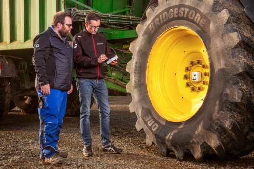 V.l.n.r. Johannes Klein (Geschäftsführer der Biolandhof Klein Biogas Gmbh) und Jens Pöpel, (Bezi.jpg