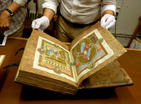 Evangeliar_Codex_Caesareus_Foto_Goslarer_Museum_eV.jpg