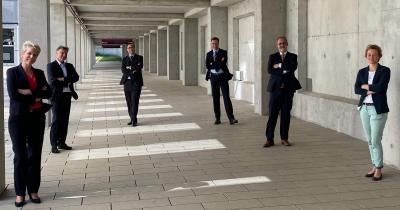 Coronabedingt auf Abstand, in der Sache vereint – der neue Vorstand des BVDD (v.l.): Dr. Thyra Caroline Bandholz, Generalsekretärin, Dr. Thomas Stavermann, Vizepräsident, Dr. Jan Ter-Nedden, Schatzmeister, Dr. Uwe Schwichtenberg, Beisitzer, Dr. Ralph von Kiedrowski, Präsident, Dr. Cora Lu Overbeck, Beisitzerin