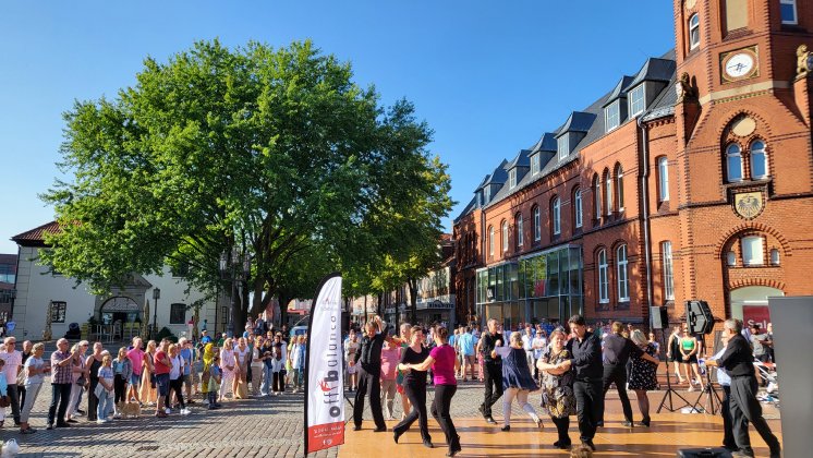 Lange Nacht_SMTG_verschiedenste Akteure auf den Bühnen.jpg