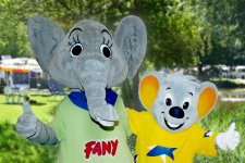 Maskottchen-Treffen am Campingpark Gitzenweiler Hof: Links FANY vom GITZ und rechts Ed Euromaus vom Europa-Park