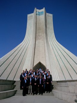 Handelskammer-Delegation vor Azadi Turm-Teheran.jpg