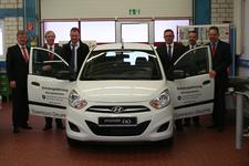 Zusammen mit Kammerpräsident Alois Jöst (2. von links) freuen sich über die Spende des i10 durch Dirk Scheuermann (3. Von links) und Frank Feld (2. Von rechts), Distriktleiter After Sales Hyundai Deutschland die beiden Vizepräsidenten der Kammer, Martin Sättele (links) und Klaus Hofmann (3. Von rechts) sowie der Obermeister der Kfz-Innung Rhein-Neckar-Odenwald, Dietmar Clysters (rechts) / Foto: Handwerkskammer