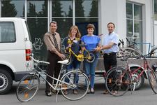 Projektinitiatorin Stephanie Röll (2. v.l.) und Betriebsratsvorsitzende Barbara März (2. v.r.) übergeben 20 Fahrräder an Studiendirektor Hermann Helbig (l.), und Studiendirektor Ralf Geisler (r.) von der Franz-Oberthür-Berufsschule.