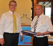 Hugo Berger (rechts) nahm die Auszeichnung von Kammerpräsident Joachim Möhrle entgegen (Foto: Handwerkskammer)