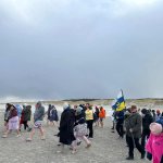 Trotz winterlich-stürmischer Bedingungen stürzte sich eine Rekordzahl an Teilnehmern beim traditionellen Neujahrsschwimmen 2026 auf Juist mutig in die Nordsee. Begleitet von Bürgermeister Dr. Tjark Goerges klang der eiskalte Jahresauftakt anschließend bei Glühwein und alkoholfreiem Punsch am Meerwasser-Erlebnisbad aus