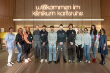 Gemeinsam mit Vertreterinnen und Vertretern der Pflege begrüßen Pflegedirektorin Elvira Schneider (r.) und Sibel Uysal (2.v.r.) die Schülerinnen und Schüler der Sophie-Scholl-Realschule