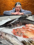 Liebt Fisch und das Meer: Fischmeister André Vogt präsentiert im Eisbett Schwertfisch, Rotbarsch und Schellfisch. Foto: Helmut Stapel_Erlebnis Bremerhaven 