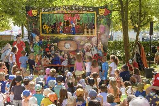 Konstanz-Kinderfest-Stadtgarten-Puppentheater-Menge-03_Copyright_MTK-Frank-Mueller (1).jpg