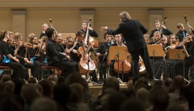 Die Deutsche Streicherphilharmonie mit Chefdirigent Wolfgang Hentrich / Foto: Kai Bienert