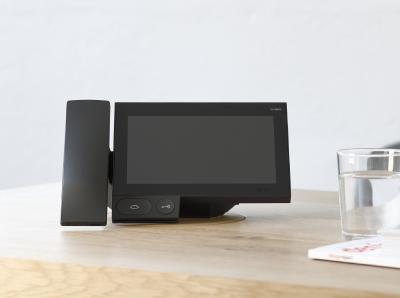 Der iF Design Award 2019 ist die vierte Prämierung für Siedle Axiom: das Panel in der Ausführung als fest verbautes Gerät (Möbeladapter) mit Hörer in Schwarzgrau / © S. Siedle & Söhne