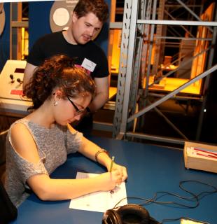 Studierende der FAU erklären die spannenden Experimente (©Foto: HJKrieg, hl-studios, Erlangen)