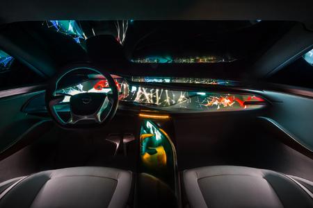 Hochmoderne LED-Projektionstechnologie: Hinter dem Lenkrad Platz genommen, entführt der Opel Monza Concept in eine völlig neue, einzigartige Instrumenten- und Infotainment-Welt mit von Tür zu Tür verlaufender, komplett personalisierbarer Instrumententafel