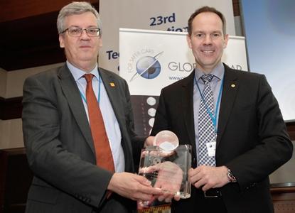 Global NCAP Generalsekretär David Ward (links) überreicht die Auszeichnung an Euro NCAP Präsident Andre Seeck, Abteilungsleiter Fahrzeugtechnik der Bundesanstalt für Straßenwesen (Foto: Global NCAP)