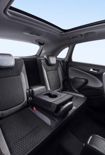 Reisekomfort in der zweiten Reihe: Der Mittelplatz im Opel Crossland X lässt sich auf Wunsch als Klapptisch mit integriertem Getränkehalter nutzen
