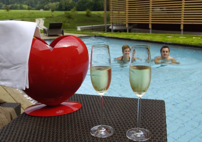 champagner_am_pool[1].jpg