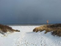Juist lädt auch im Winter zu einem bewussten und entspannten Aufenthalt ein, bei dem Gäste die Ruhe der Insel, endlose Strände und frische Nordseeluft genießen. Slow Travel auf Juist bedeutet Entschleunigung, Natur erleben und kleine, authentische Inselmomente bewusst aufnehmen