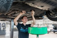 Auch der Ölwechsel gehört zu Sebastians Aufgaben in der Ausbildung.