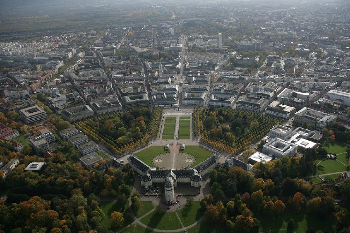 Karlsruhe Schloss und Innenstadt Luftaufnahme.JPG