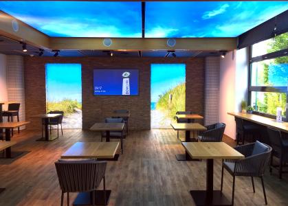 Das „Aquarium“ von innen. Während der Corona-Krise ist die Kantine der DOMCURA als sonstiger Treffpunkt mit den vereinzelten Plätzen ein Sinnbild für die Sicherheitsmaßnahmen.