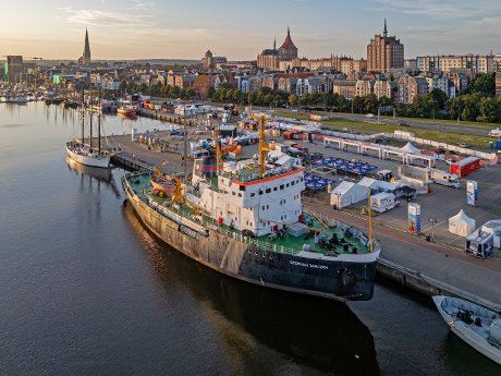 Stadthafen, Schiffe an der Kaikante zur Hanse Sail 2024, Stephan Jantzen (c) TZRW, Berthold Brin.jpg