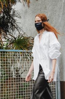 miamasuku® Alltagsmaske mit Gummi (Schwarz)
Eleganz und Leichtigkeit ganz in dezentem Schwarz mit Gummischlaufen zur Befestigung hinter den Ohren. Unsere atmungsaktive Alltagsmaske aus 100% OEKO-TEX®-zertifizierter Baumwolle.