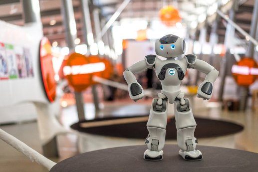 Roboter Nao in der Ausstellung Out of Office, Foto Daniel Nide.jpg
