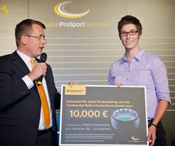 Timo Röbbel überreicht einen 10.000 EUR-Scheck an die Mehrkämpferin Maren Schwerdtner von Hannover 96 - Leichtathletik