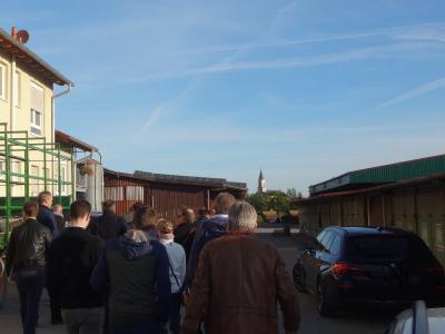 Die Spezialistengruppe beim Besuch des landw. Betriebs