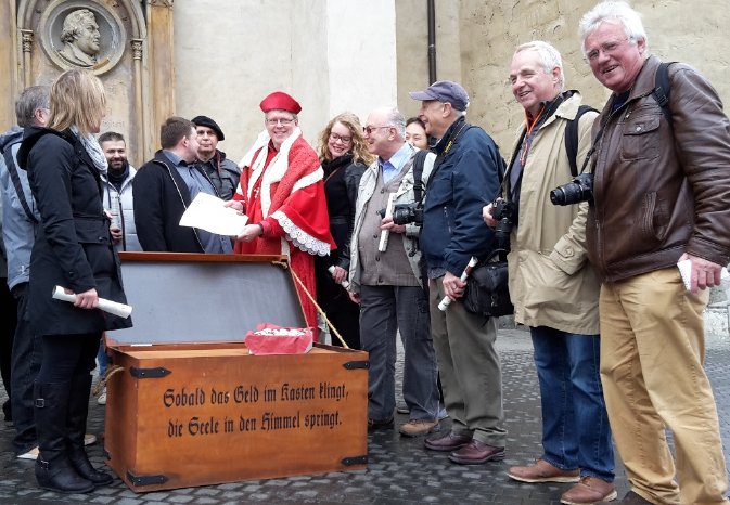 Stefan Voß als Kardinal Albrecht verteilt Ablassbriefe vor der Marktkirc....jpg