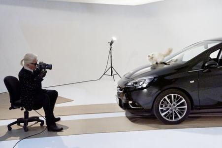 Karl und Choupette Lagerfeld gemeinsam beim Shooting für den neuen Opel Corsa Kalender