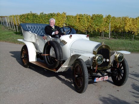 Eberhard Layher unterwegs in einem Audi Oldtimer in den Weinbergen des ZabergÃ¤u.jpg