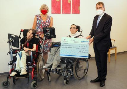 v.l.n.r.: Bernd Oberdorfer (Referent GWW), Andrea Stratmann (Geschäftsführerin GWW), Igor Resler (Referent GWW), Oberkirchenrat Dieter Kaufmann