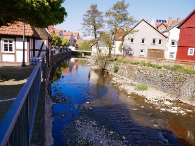 Seit August 2018 musste das Wasserentnahmeverbot immer früher ausgesprochen werden. In vielen Wasserläufen im Vogelsbergkreis werden die abgetrockneten weißen Steine – wie hier im Bachbett der Lauter in Lauterbach – aufgrund von wenig Niederschlag immer früher sichtbar. Zum Schutz der Gewässer ist die Wasserentnahme ab Ende Mai untersagt. (Foto: Vogelsbergkreis)