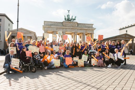 KLL26_Auftakt_Gruppenbild Brandenburger Tor_©Bundesverband Kinderhospiz_Konstantin Börner.jpg