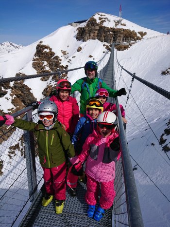 Hängebrücke am Stubnerkogel. Geschäftsführer Bruno Peters mit den Kids auf 2.300 Metern Höhe.jpg