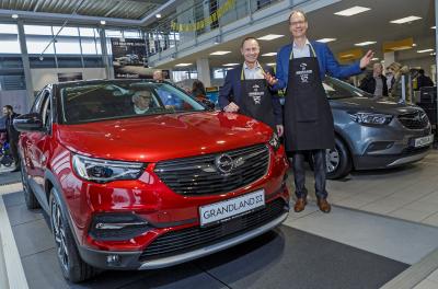 Vor Ort: Opel CEO Michael Lohscheller (rechts) und Opel Deutschland-Chef Jürgen Keller (links) bei Auto Jacob in Rüsselsheim