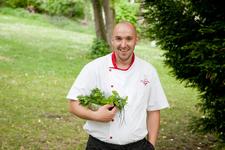Mit klassischer Küche, regionalen Produkten und frischen Kräutern überzeugte Thomas Barth die Gastro-Kritiker. Foto: n’Rico Kreim  / Landhaus Zu den Rothen Forellen (Abdruck honorarfrei)