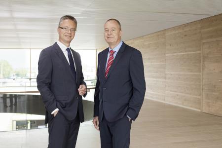 Stiebel Eltron erzielt 2017 einen neuen Rekordumsatz von erstmals über einer halben Milliarde Euro, wie die Geschäftsführer Dr. Nicholas Matten (rechts) und Dr. Kai Schiefelbein jetzt bekanntgaben