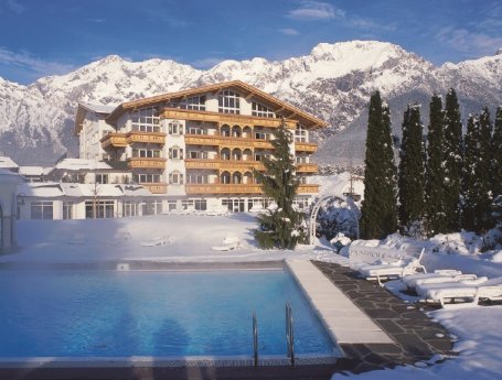 Alpenresort Schwarz_Hotel mit Pool_Winter.jpg