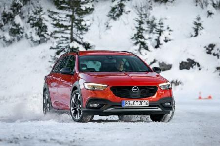 So macht der Winter mit Sicherheit Spaß: Im Opel Insignia Country Tourer mit adaptivem Allradantrieb samt Torque Vectoring – auszutesten beim Winterfahrtraining von Opel im österreichischen Thomatal