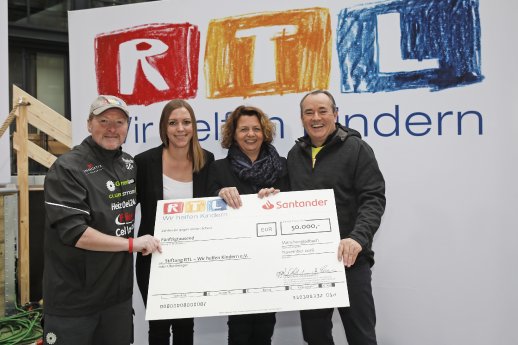 Spendenübergabe an Stiftung RTL.jpg