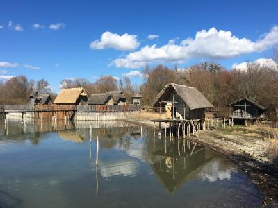 23 Pfahlbauhäuser sind im Pfahlbaumuseum Unteruhldingen am Bodensee rekonstruiert worden