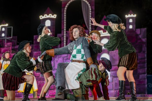 0685_HP2-MONTY_PYTHON’S_SPAMALOT_Foto_Dirk-Rückschloß.jpg