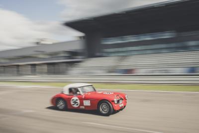 Zahlreiche Gäste des AvD-Oldtimer-Grand-Prix informierten sich am Pirelli Stand über Reifen für ihre klassischen Porsche Modelle. An vielen der ausgestellten Sportwagen waren Pirelli P 6000 montiert / Copyright: @amyshorephotography