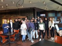 Deutschdozentin Ute Schultze (l.) und die Teilnehmerinnen und Teilnehmer des LINKplus Programms bei einem Besuch im Hanse Museum im August 2021 / Foto: TH-Lübeck-LINKplus 