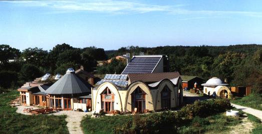 das artefact Tagungszentrum mit internationaler Solararchitektur